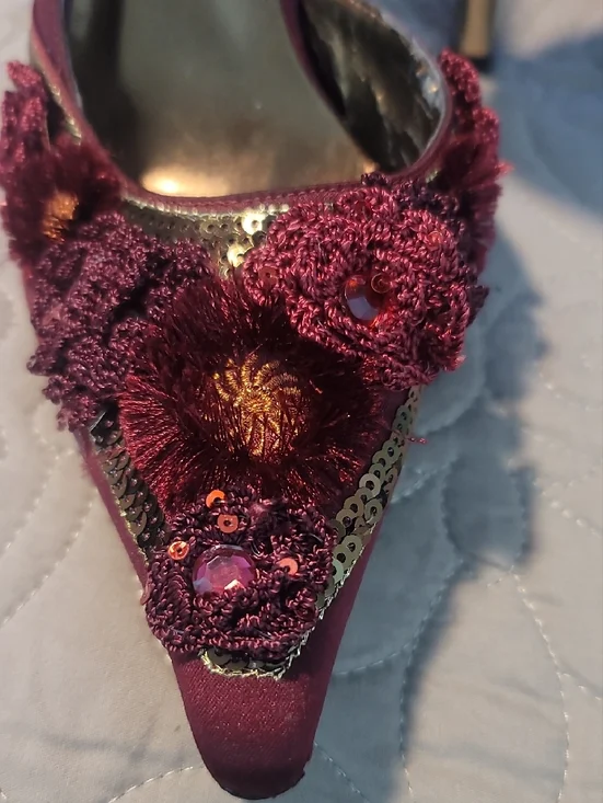 Size 11W J.Renee Burgundy Floral Appliqué Pointed-Toe Heels - Picture 5 of 10